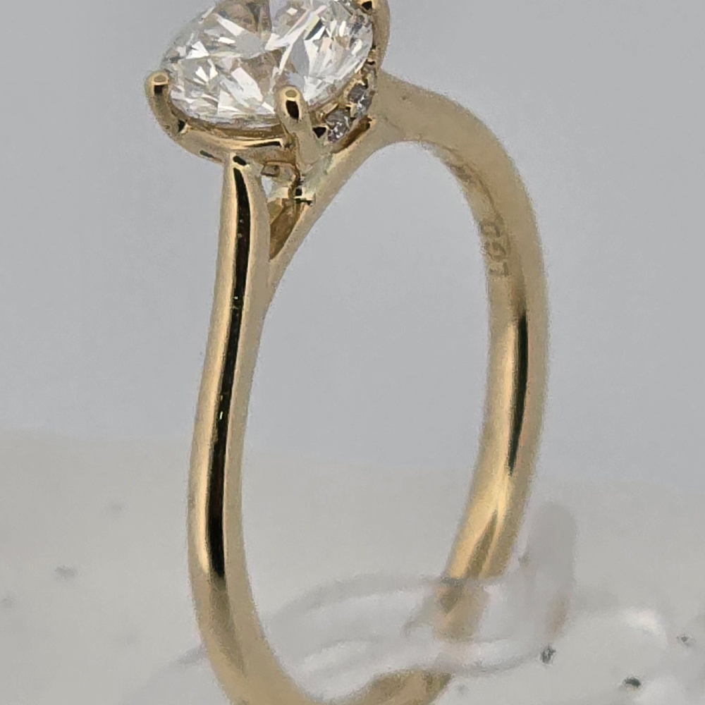 Elegant Gold Diamond Ring
